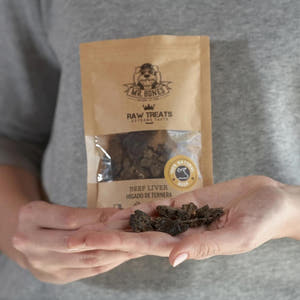 Mr. Bones Raw Treats Runderlever – close-up van kleine stukjes gedroogde lever, graanvrij en voedzaam, licht verteerbaar en rijk aan vitamine A en B