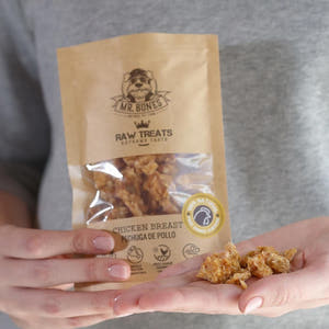 Mr. Bones Raw Treats Vrije-uitloopkipfilet – close-up van kleine stukjes kipfilet, monoproteïne en licht verteerbaar, rijk aan eiwit en laag in vet