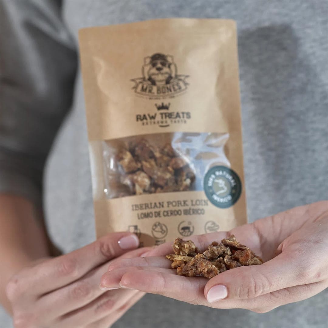 Mr. Bones Raw Treats Ibérico Varkenshaas – close-up van kleine stukjes gedroogd Ibérico varkensvlees, rijk aan eiwitten en gezonde vetten, ondersteunt huid, vacht en energie