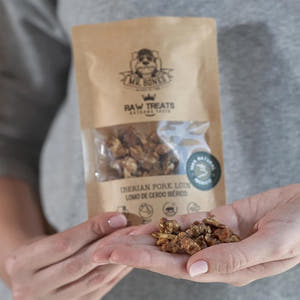 Mr. Bones Raw Treats Ibérico Varkenshaas – close-up van kleine stukjes gedroogd Ibérico varkensvlees, rijk aan eiwitten en gezonde vetten, ondersteunt huid, vacht en energie