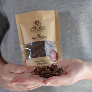 Mr. Bones Raw Treats Hertenhaas – close-up van kleine stukjes gedroogd hertenvlees, monoproteïne en hypoallergeen, licht verteerbaar en rijk aan eiwitten voor gevoelige honden