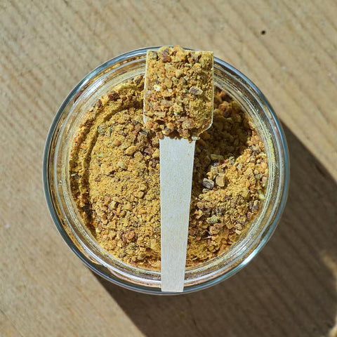 Mr. Bones Topper Pumpkin Boost – luchtgedroogde pompoen met houten doseerlepeltje, vezelrijke topping voor hondenvoer of BARF-maaltijd, bevordert een gezonde darmwerking