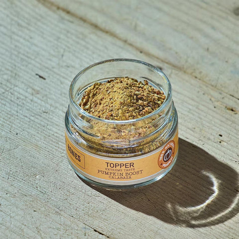 Mr. Bones Topper Pumpkin Boost – natuurlijke maaltijdverrijking voor honden, luchtgedroogde pompoen in glazen pot met houten lepeltje, rijk aan vezels en ondersteunt een gezonde spijsvertering