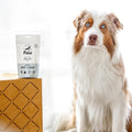 Hond samen met de verpakking van Pala Dog Treats – 100% Beef Liver – natuurlijke hondensnacks van runderlever, luchtgedroogd en rijk aan eiwitten voor honden
