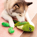 Hond speelt met ZippyPaws Bungee Burrow interactief hondenspeelgoed en intelligentiespel – augurken pot met elastisch bungeekoord & Pickle Miniz knuffels met piepers