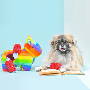 Hond samen met de ZippyPaws Zippy Burrow Piñata – interactief snuffel- en verstopspeelgoed voor honden, pluche piñata met drie losse, piepende rode snoepjes