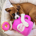 Hond samen met de ZippyPaws Zippy Burrow Coffee and Donutz – interactief snuffel- en verstopspeelgoed voor honden, pluche koffiemok met drie losse, piepende donuts in roze, blauw en bruin