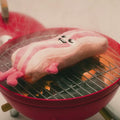 Video van FuzzYard Meat Head Kevin Bacon – pluche hondenspeeltje dat 'gebakken' wordt op de BBQ, uniek en duurzaam speelgoed voor honden